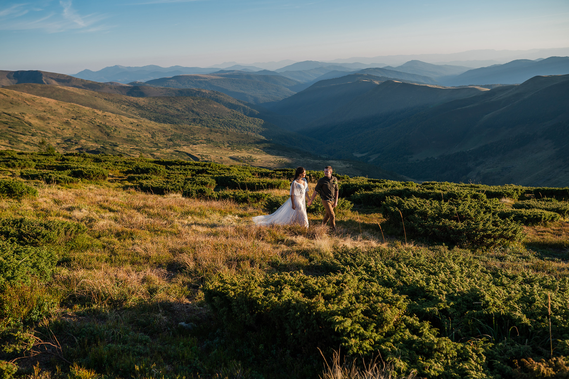панорамний знімок прогулянки нареченого і нареченої в горах