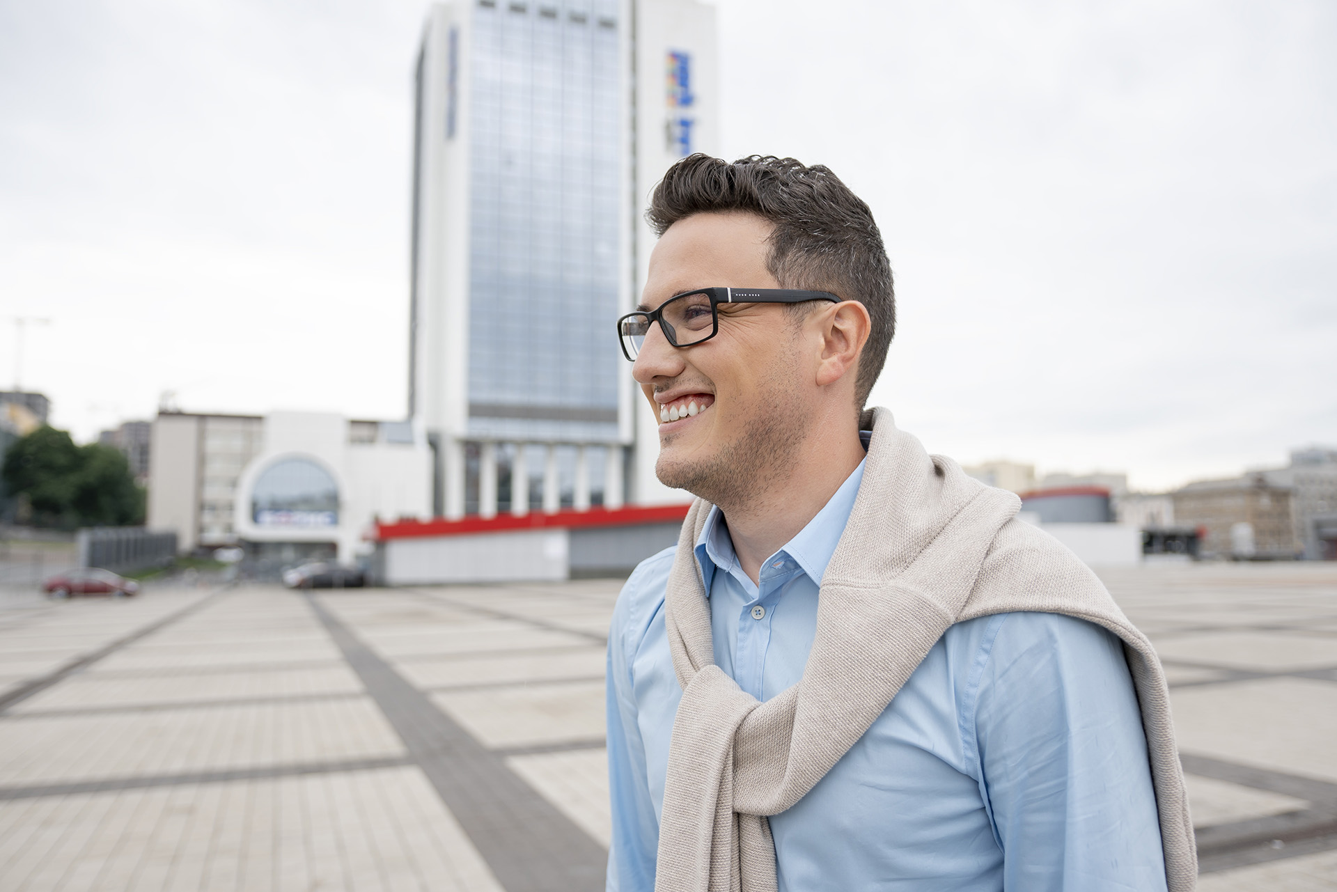 Чоловіча lifestyle фотосесія: хлопець на тлі скляного будинку